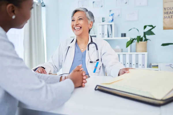 Mutlu Doktor Hasta Hastanede Bir Kadınla Tıbbi Tavsiye Için Konuşmak — Stok fotoğraf