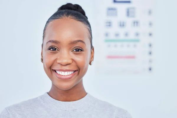 Gezicht Zwarte Vrouw Glimlach Oogheelkundige Patiënt Het Ziekenhuis Voor Visie — Stockfoto