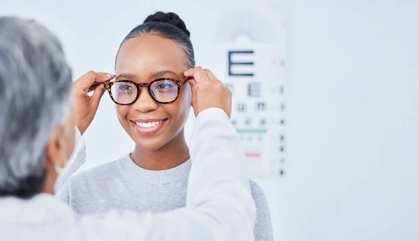 Visie Bril Keuze Optometrist Met Zwarte Vrouw Patiënt Gezondheidszorg Recept — Stockfoto