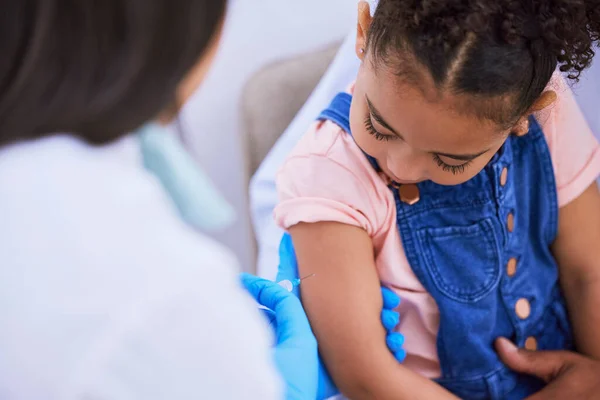 Niña Padres Médico Con Jeringa Para Vacuna Vacuna Contra Gripe —  Fotos de Stock