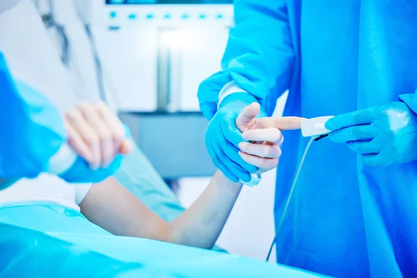 Χειρουργική Επέμβαση Γιατρός Και Δάχτυλο Παρακολούθηση Καρδιακών Παλμών Για Ιατρική — Φωτογραφία Αρχείου