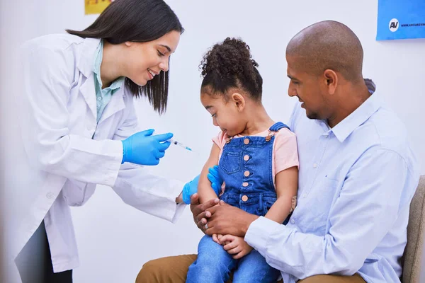 Kid Dad Woman Doctor Syringe Vaccine Flu Shot Medicine Injection — Stock Photo, Image
