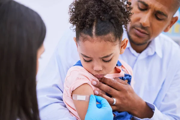 Kinderarts Vader Meisje Met Pleister Voor Vaccinatie Griepprik Medicijninjectie Kliniek — Stockfoto