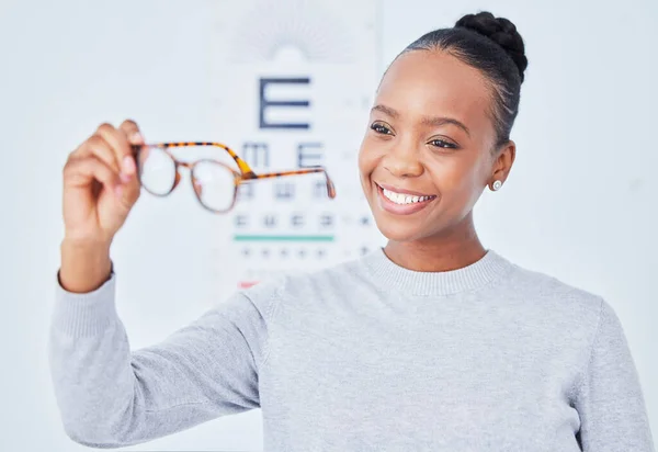 Göz Bakımı Gözlük Seçimi Hasta Siyah Kadın Klinikte Mutlu Optometri — Stok fotoğraf