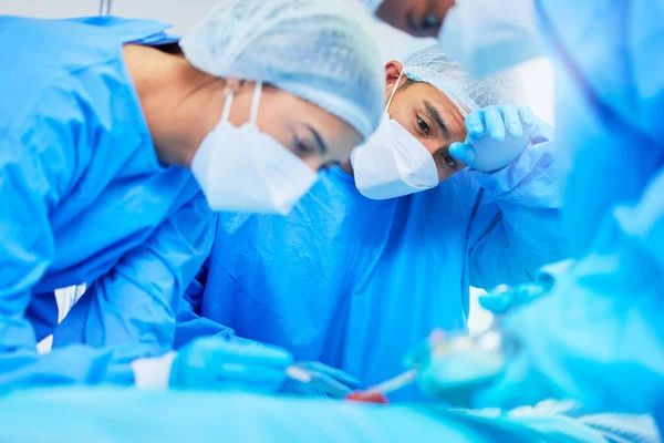 Χειρουργική Ομαδική Εργασία Και Ιατρική Γιατρούς Στο Νοσοκομειακό Θέατρο Για — Φωτογραφία Αρχείου
