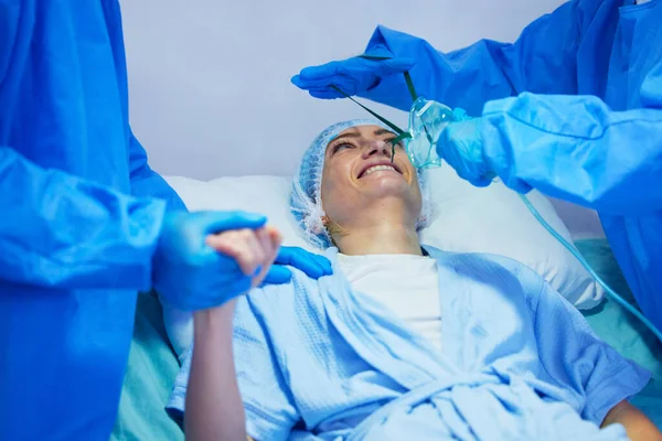 麻酔および医療サービス 操作および手順のための酸素マスクを有する女性 劇場の患者のためのガス 呼吸および換気装置が付いているヘルスケア 病院および外科医 — ストック写真