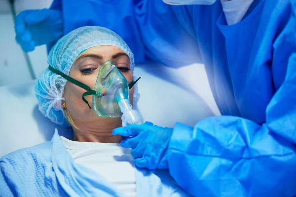 麻醉和医生 带有氧气面罩的妇女 用于医疗服务 手术和程序 为病人提供保健 医院和配备气体 呼吸和通气设备的外科医生 — 图库照片