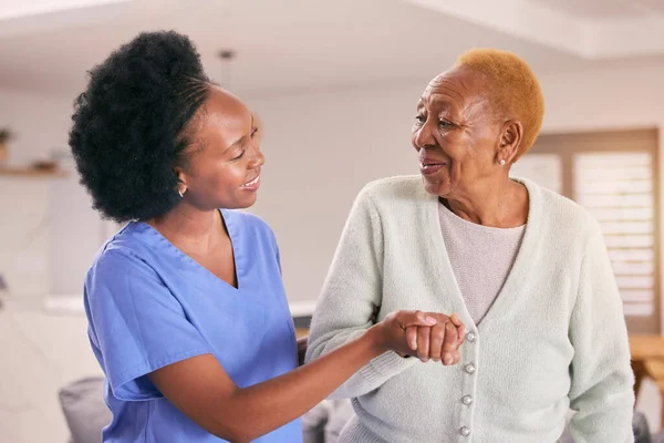 Ajuda Enfermeira Mãos Dadas Mulher Negra Sênior Cuidado Sorriso Casa — Fotografia de Stock