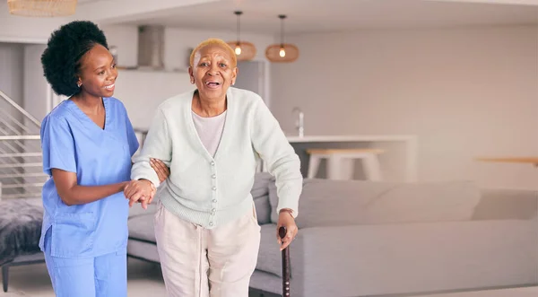 肖像画和年长的黑人妇女与手杖 帮助和微笑在家里 有残疾的照料者 支助者和老年病人 手杖以及援助 同情和保健方面的善意 — 图库照片