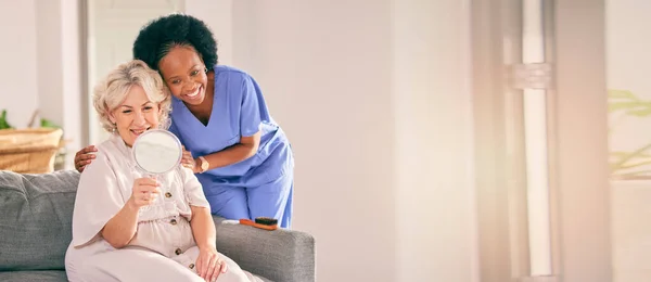 Idosa Enfermeira Cuidados Com Cabelo Espelho Casa Vivendo Feliz Por — Fotografia de Stock
