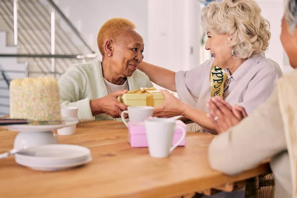 老朋友 生日蛋糕和女人在一个有礼物和礼物的家里庆祝 退休时 在一个餐桌前 一群老年人笑容满面地在一起 奉献和聚会 — 图库照片