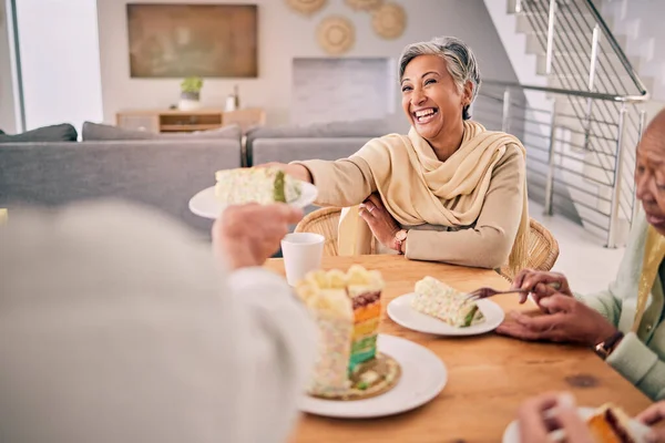 蛋糕和老朋友在家里为一个茶话会在一起享受退休生活 在家里餐桌上 快乐和老年女性的盘中甜点或甜食 — 图库照片