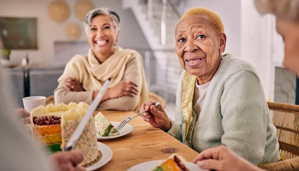 在茶话会或活动中吃饭的蛋糕 谈话和老年人 在养老院享受甜点或甜食的快乐 健谈和一群老年朋友 — 图库照片