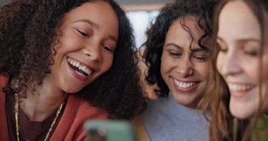 Kız arkadaşlar, mutlu ve evde telefon, bağlanma ve online olarak eğlenme. Kadınlar gülümsüyor, akıllı telefon ve grup sosyal medya, internet ya da internet uygulaması, konuşma ve iletişim üzerinden video yayınlıyor.