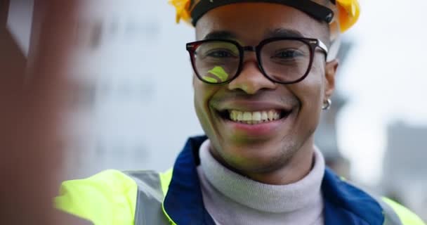 ソーシャルメディア アーキテクチャ プロジェクト管理のための都市の黒人の顔を持つセルフィー 平和サインとエンジニアリング 絵文字アイコンのビルダーの笑顔 プロフィール画像 建設肖像画 — ストック動画