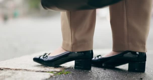 待っている 都市の地面 そして仕事旅行のために朝歩道に靴を持っている人 都市道路 または忍耐のためのタップのための道路の低い 立場および足またはフィート — ストック動画