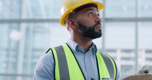 Bauinspektion Planung Und Ein Bauarbeiter Mit Hinweisen Zur Arbeitssicherheit Wartung — Stockvideo