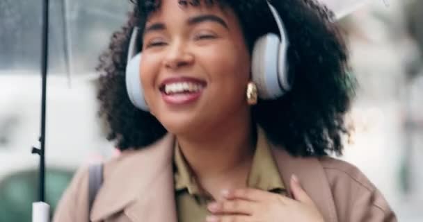 Afrikansk Kvinna Hörlurar Och Dans Till Musik Stad Gata Eller — Stockvideo