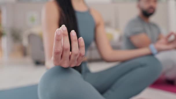心の健康のためにリラックスするために家のリビングルームのカップルと禅のための手 ヨガと瞑想 アパートの床で瞑想する若者とのフィットネス トレーニング — ストック動画