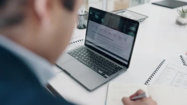 Οθόνη Φορητού Υπολογιστή Επιχειρηματίες Στην Ιστοσελίδα Για Την Έρευνα Και — Αρχείο Βίντεο