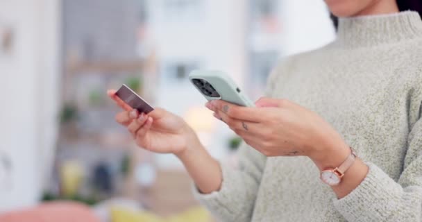 Kreditkarten Telefon Und Frauenhände Für Online Shopping Commerce Oder Fintech — Stockvideo