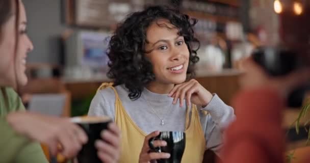 在餐馆边喝咖啡边和朋友聊天 聊得开心 周末在咖啡店喝茶 喝酒或讲话的女人或年轻人一起笑 — 图库视频影像