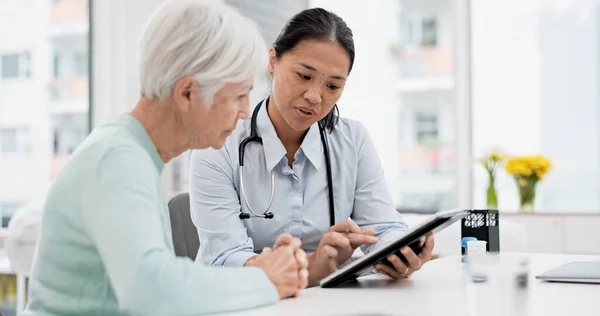 Results Tablet Senior Woman Doctor Talking Healthcare Data Report Communication — Stock Photo, Image