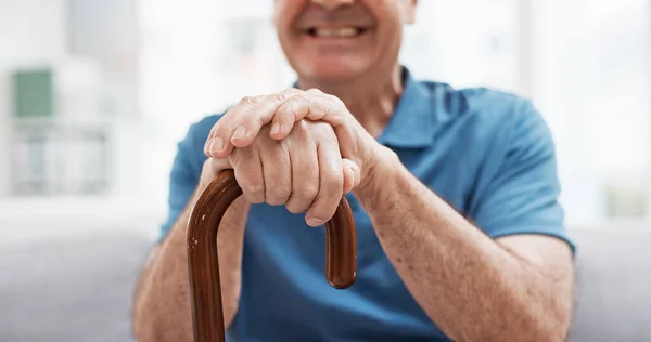 Bastón Manos Feliz Anciano Con Bastón Madera Sofá Para Equilibrio —  Fotos de Stock