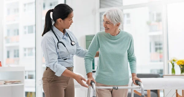 Rehabilitación Caminante Médico Caminando Con Anciana Retiro Hospital Para Bienestar —  Fotos de Stock