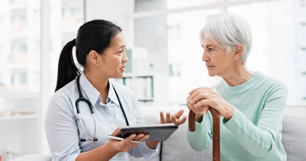 Hablando Anciana Médico Con Tableta Para Los Resultados Informe Informe —  Fotos de Stock