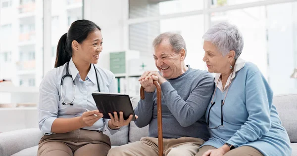 Zdravotní Péče Lékař Tablet Starší Pár Digitálními Výsledky Domově Důchodců — Stock fotografie