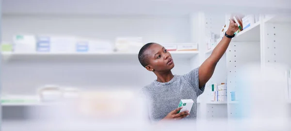 Apotek Rak Obat Dan Pilihan Wanita Kulit Hitam Kotak Pil — Stok Foto
