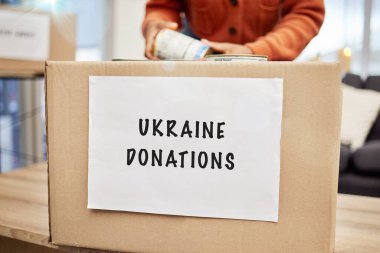 Kutu, bağış ve hayırseverlik Ukrayna 'ya empati, nezaket ve insan hakları, yiyecek ve hediyeyle destek olmak için. Gönüllü, gönüllü ve eli malı, karton paketi ve savaş mağdurları için bakım.