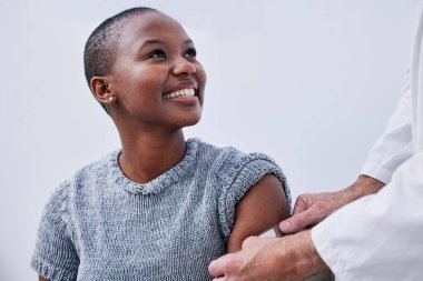 Doktor elleri, alçı ve mutlu siyah kadın, HPV koruması için hasta ya da müvekkil, hastane ilk yardım ya da tıbbi hizmet. Eczane aşısı, kol yarası ya da eczacı Afrikalılara bandaj için yardım ediyor..