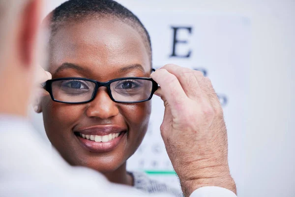 スマイル オプトメトリー 眼鏡付きの黒人女性 診察と眼科の医師 ハッピー クリニック 視力のためのサポート テスト またはサービスのための眼科医からの眼鏡を持つアフリカの少女 — ストック写真