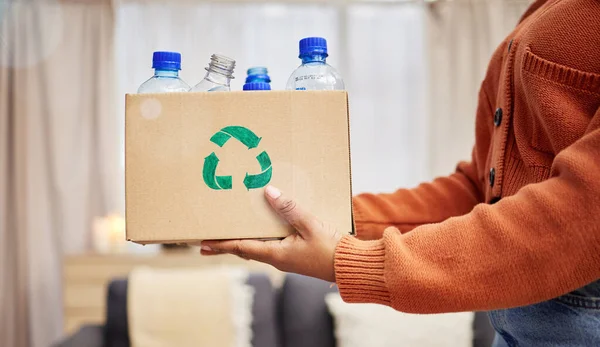 Plastik Recycling Und Hände Mit Flasche Box Wohnzimmer Für Umweltfreundlichen — Stockfoto