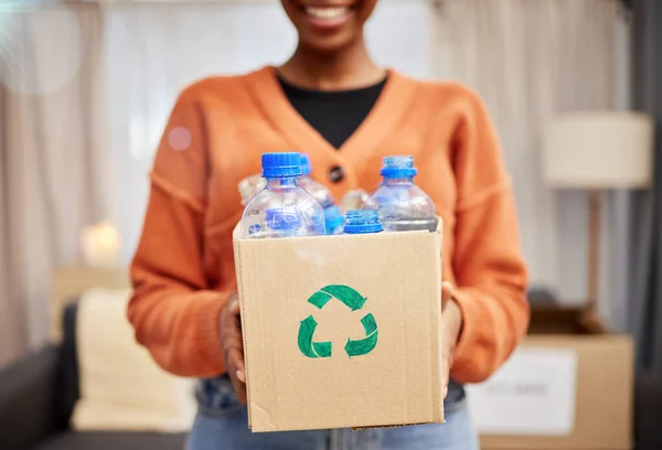 Plástico Reciclar Mulher Com Garrafa Caixa Sala Estar Para Eco — Fotografia de Stock