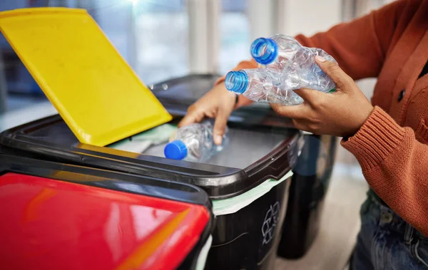Plastik Recycling Und Hände Von Personen Mit Flasche Der Tonne — Stockfoto