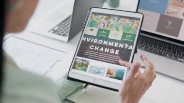 İklim değişikliği araştırmaları, bilgisayarlı internet sitesinde bilgi almak için tablet ekrandaki eller. Teknoloji, internet ve kadın dijital uygulama hakkında sürdürülebilir çevre ipuçları arıyorlar