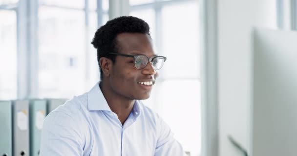 商务人士 计算机和放松或完成在办公室桌上的项目 研究或任务 快乐的黑人男人 面带微笑 有技术 有很好的反馈 结果或在网上的解决方案 — 图库视频影像