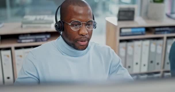 Çağrı Merkezi Yüzü Video Görüşmesi Siyahi Adam Tele Pazarlama Kurma — Stok video