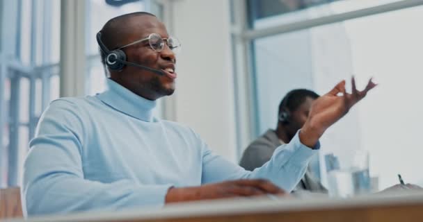 呼叫中心对话 视频呼叫和黑人男子解释贷款服务的前置发电 服务台或电信网络研讨会 网络会议和男性保险代理人帮助客户服务 — 图库视频影像