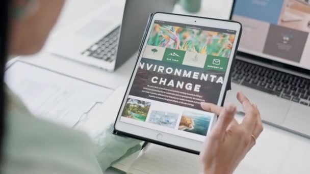 Recherche Sur Changement Climatique Écran Tablette Mains Sur Pour Faire — Video