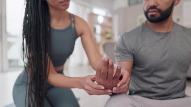 Yoga Training Paar Handen Voor Fitness Hulp Ondersteuning Met Lotus — Stockvideo