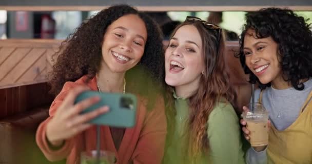 Vrouwen Vrienden Selfie Groep Coffeeshop Voor Ondersteuning Zorg Hechting Met — Stockvideo