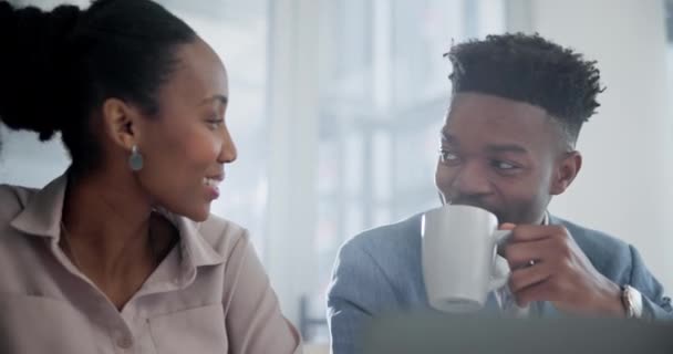快乐的生意人和朋友在工作 谈话或合作中喝咖啡休息 在尼日利亚的非洲雇员 与茶或饮料一起交流和交谈 — 图库视频影像