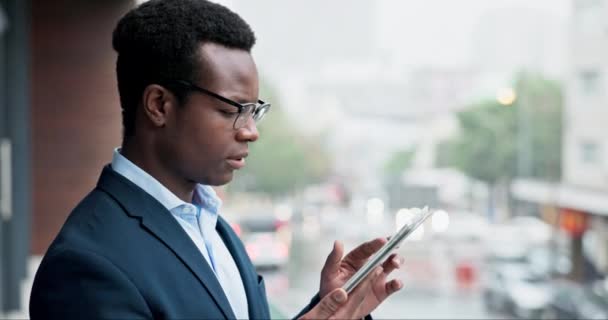 Tablet Varanda Rolagem Homem Negro Livre Busca Leitura Informações Banco — Vídeo de Stock