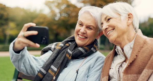 Пенсионеры Женщины Селфи Парке Счастливы Дружат Отдыхают Природе Скамейке Вместе — стоковое фото