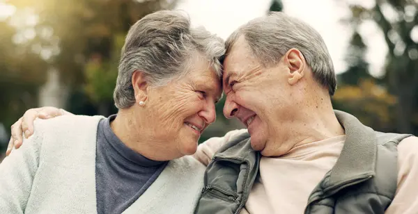 Front Toucher Couple Personnes Âgées Dans Parc Avec Amour Bonheur — Photo