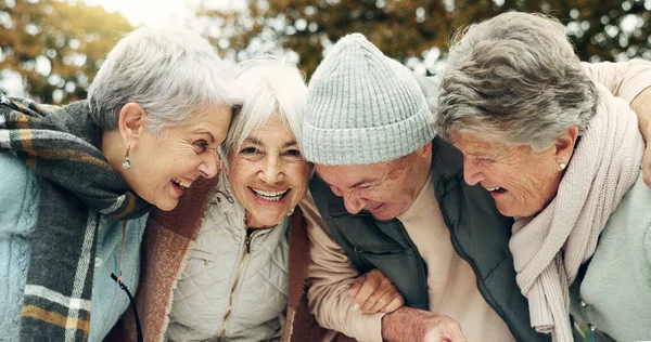 Ενθουσιασμένοι Τραγουδούν Και Ηλικιωμένοι Στη Φύση Για Κάμπινγκ Ευτυχία Και — Φωτογραφία Αρχείου